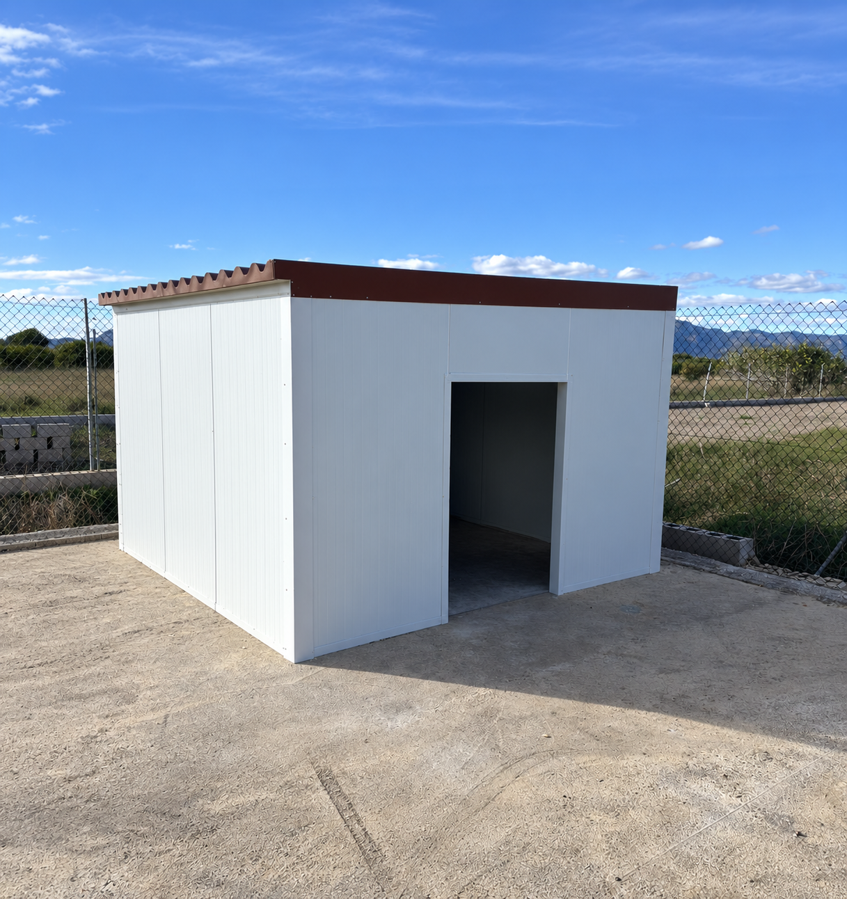 Caseta realizada con panel sándwich blanco y remates a medida