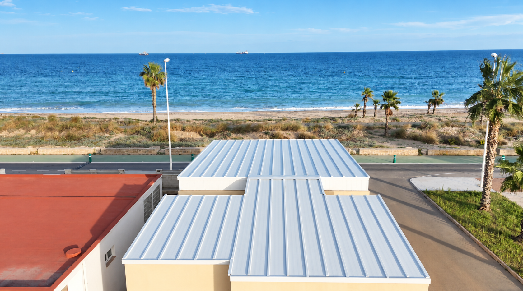 Cubierta blanca de panel sándwich instalada junto al mar