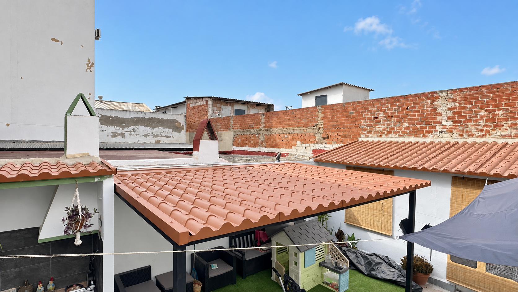 Cubierta de patio con panel imitación teja