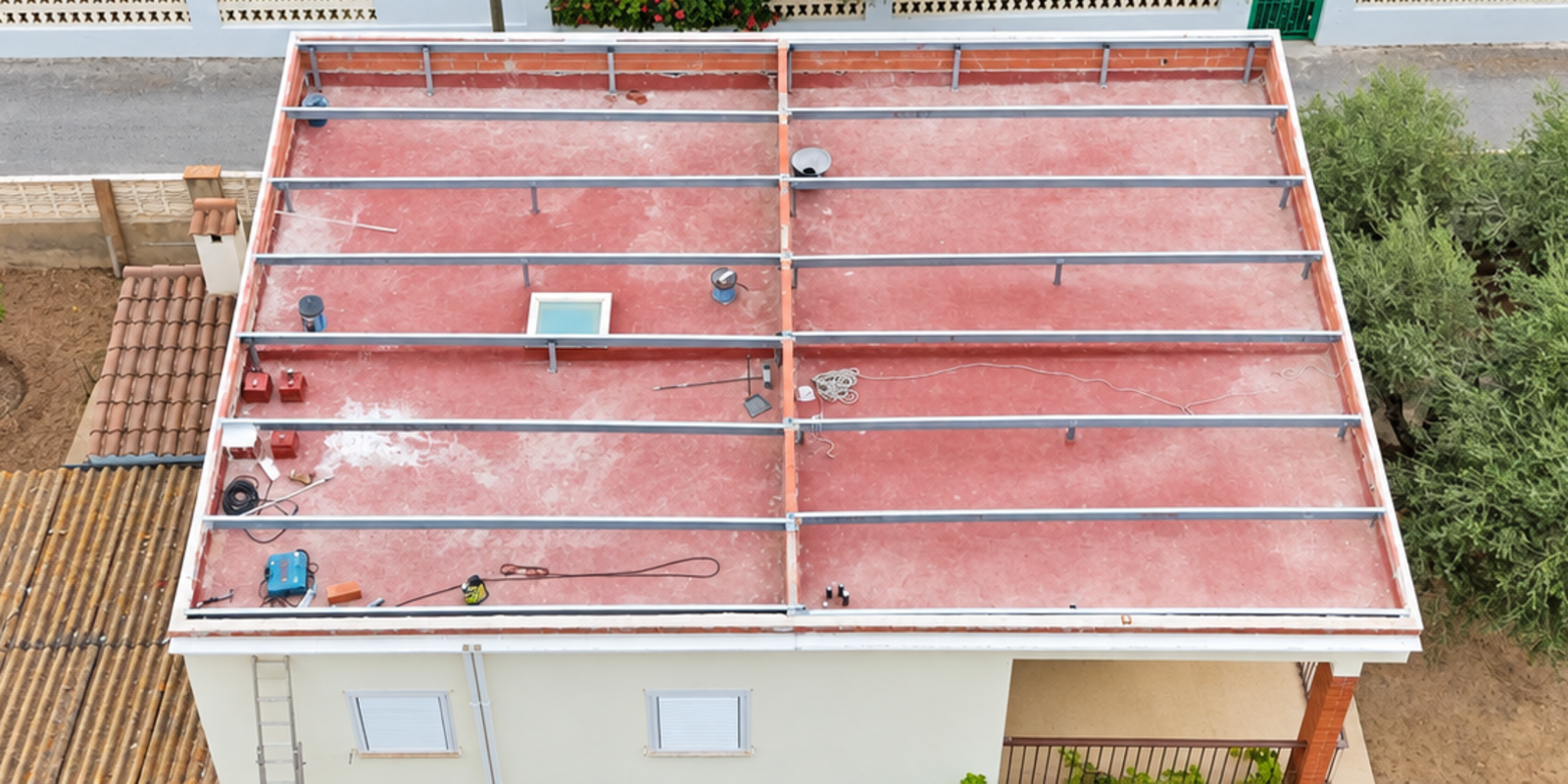 Detalle de la subestructura metálica instalada sobre una cubierta